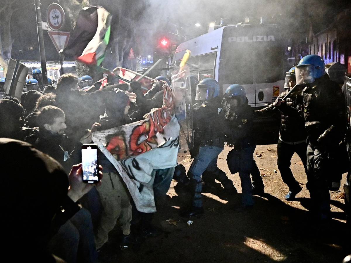 rispondo con un pugno le canzoni dei collettivi rossi contro la polizia e pro aska da Ilgiornale.it rispondo con un pugno le canzoni dei collettivi rossi contro la polizia e pro aska