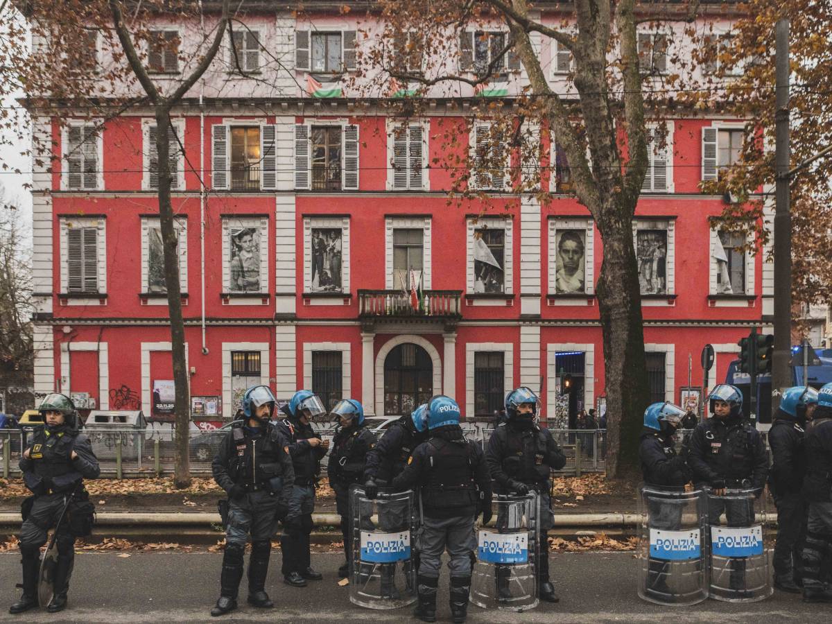 fuori le truppe di occupazione askatasuna in piazza scatta l allerta massima a torino da Ilgiornale.it fuori le truppe di occupazione askatasuna in piazza scatta l allerta massima a torino