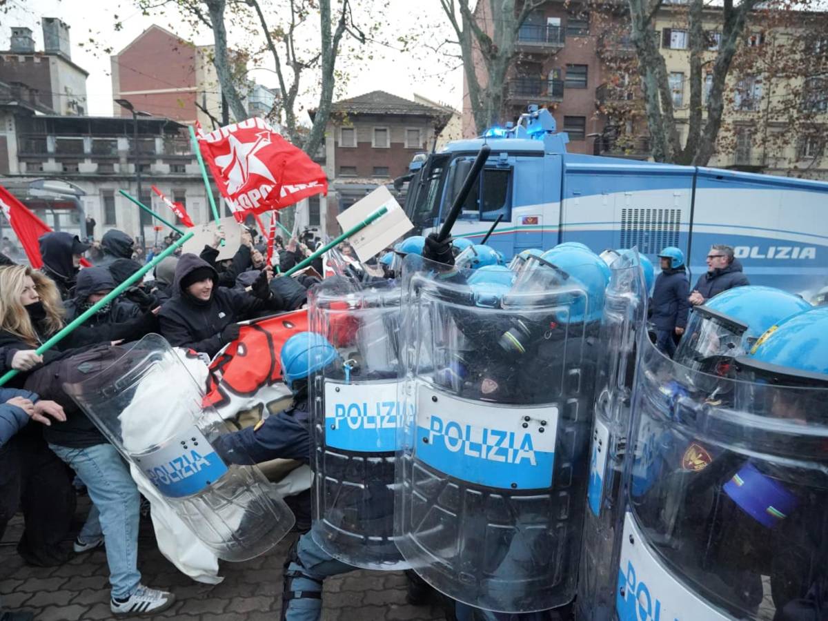 fuori le truppe di occupazione askatasuna in piazza guerriglia a torino bombe carta contro la polizia da Ilgiornale.it fuori le truppe di occupazione askatasuna in piazza guerriglia a torino bombe carta contro la polizia