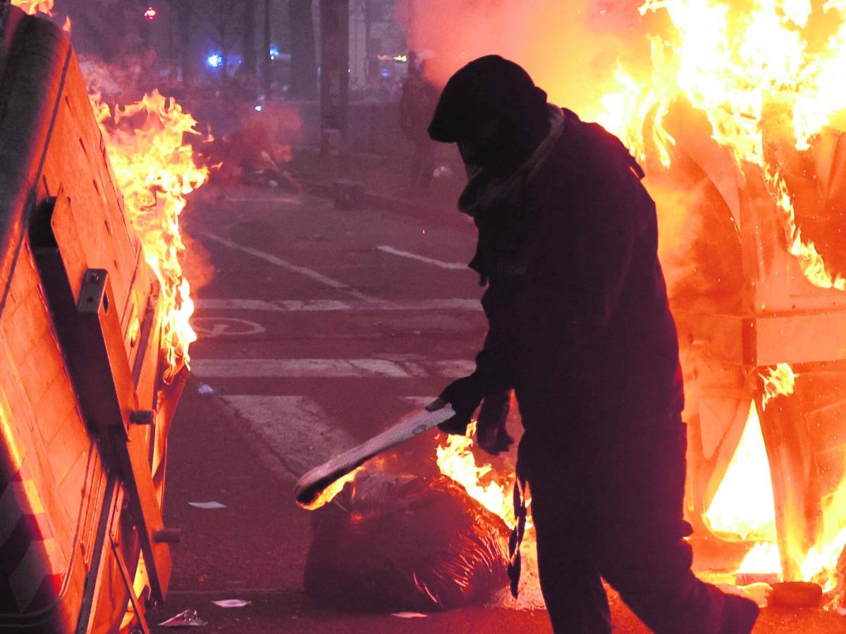 torino ostaggio di askatasuna guerriglia roghi e 9 agenti feriti da Ilgiornale.it torino ostaggio di askatasuna guerriglia roghi e 9 agenti feriti