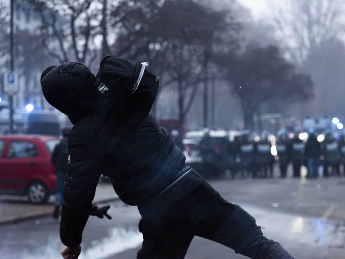 Torino, i violenti preparano la rivolta contro lo sgombero di Askatasuna. In rete i kit e i manuali di sopravvinenza Torino, i violenti preparano la rivolta contro lo sgombero di Askatasuna. In rete i kit e i manuali di sopravvinenza
