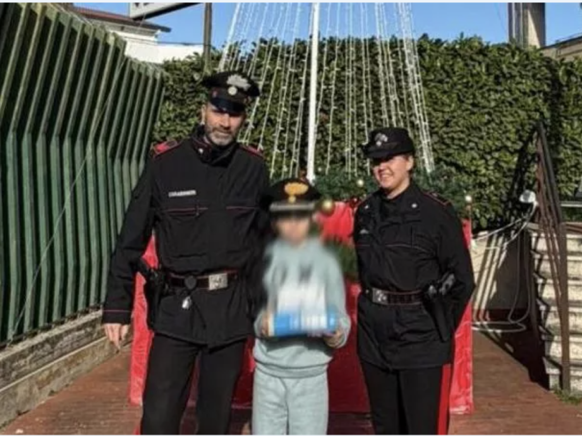 11enne vende libri per comprare un regalo alla sorellina poi il gesto dei carabinieri commuove tutti da Ilgiornale.it 11enne vende libri per comprare un regalo alla sorellina poi il gesto dei carabinieri commuove tutti