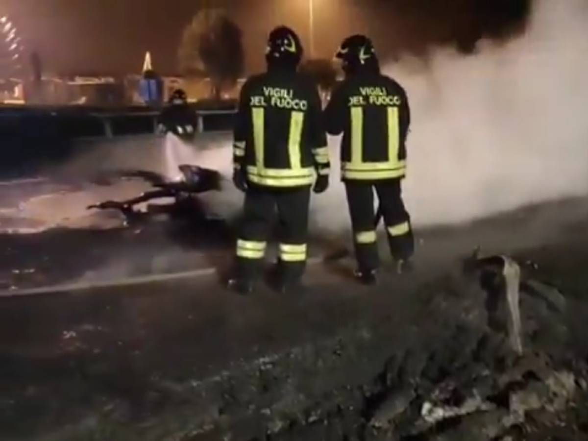 il tamponamento le fiamme e l esplosione dell autocisterna tragedia sfiorata a teano da Ilgiornale.it il tamponamento le fiamme e l esplosione dell autocisterna tragedia sfiorata a teano