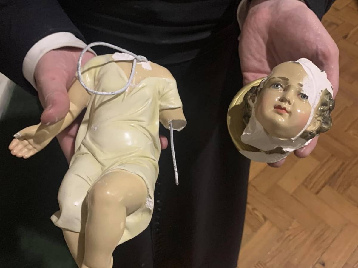 ges249 decapitato reliquie profanate e sangue versato l attacco in chiesa il giorno della vigilia da Ilgiornale.it ges249 decapitato reliquie profanate e sangue versato l attacco in chiesa il giorno della vigilia