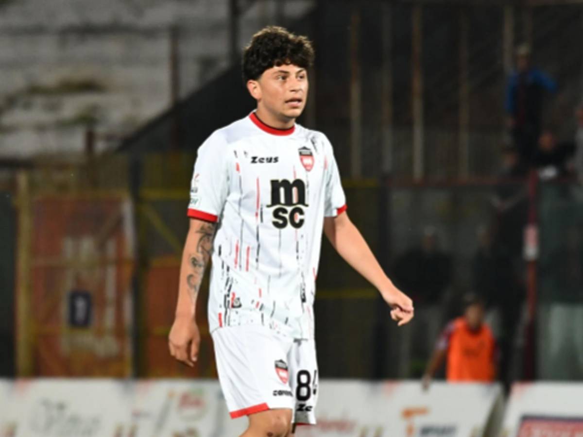 Calciatore 18enne accerchiato da un gruppo in scooter e accoltellato: l