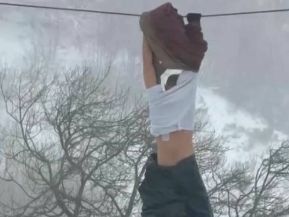 choc in montagna 32enne scivola dalla seggiovia e fa un volo di circa 10 metri da Ilgiornale.it choc in montagna 32enne scivola dalla seggiovia e fa un volo di circa 10 metri