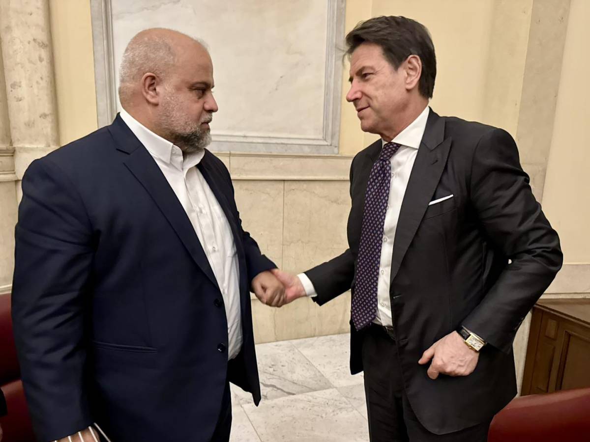 ecco la nuova foto che inguaia conte in posa col megafono di al qassam da Ilgiornale.it ecco la nuova foto che inguaia conte in posa col megafono di al qassam