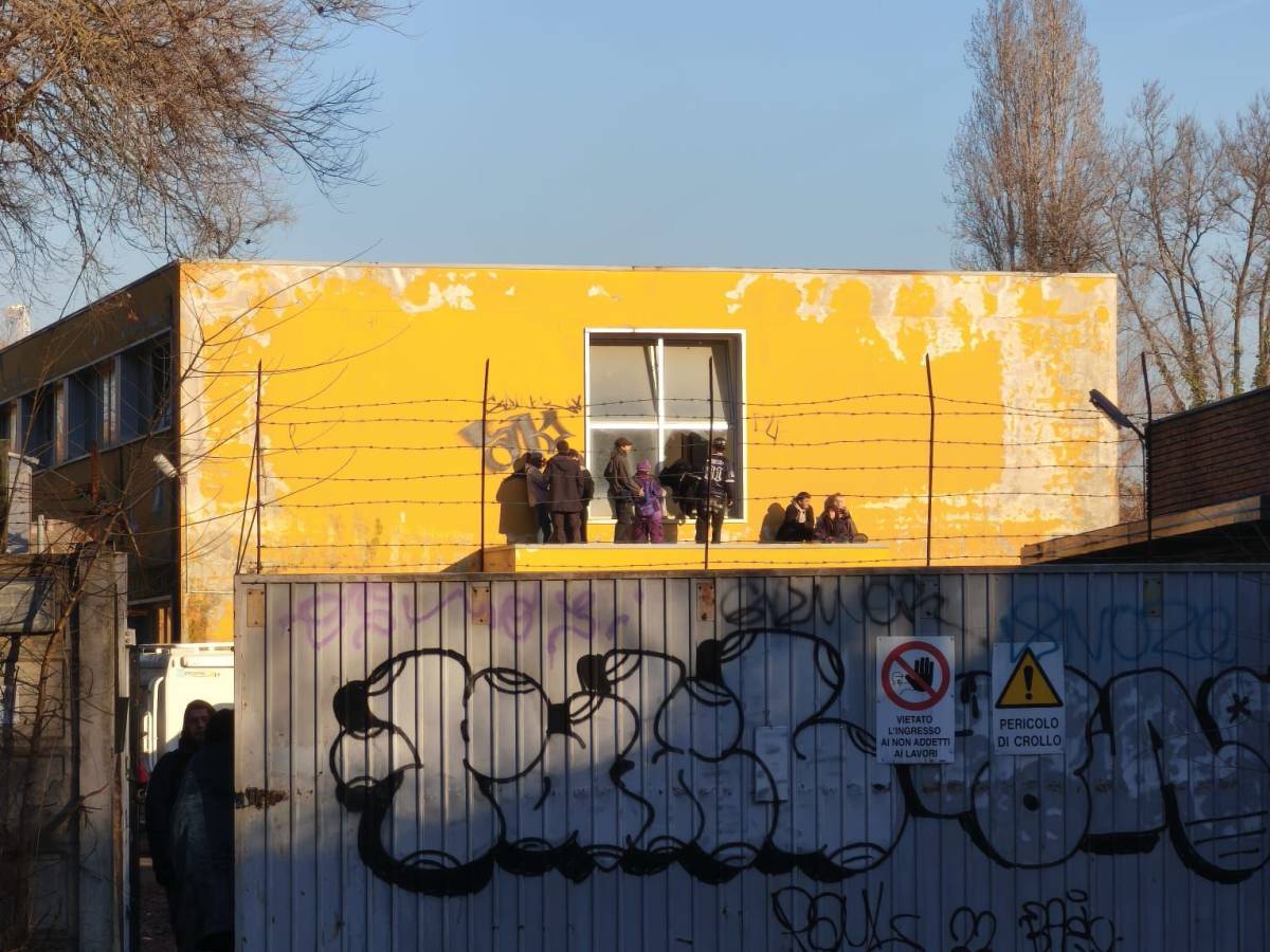 bologna prima occupazione abusiva del 2026 ex caserma presa d8217assalto dai centri sociali