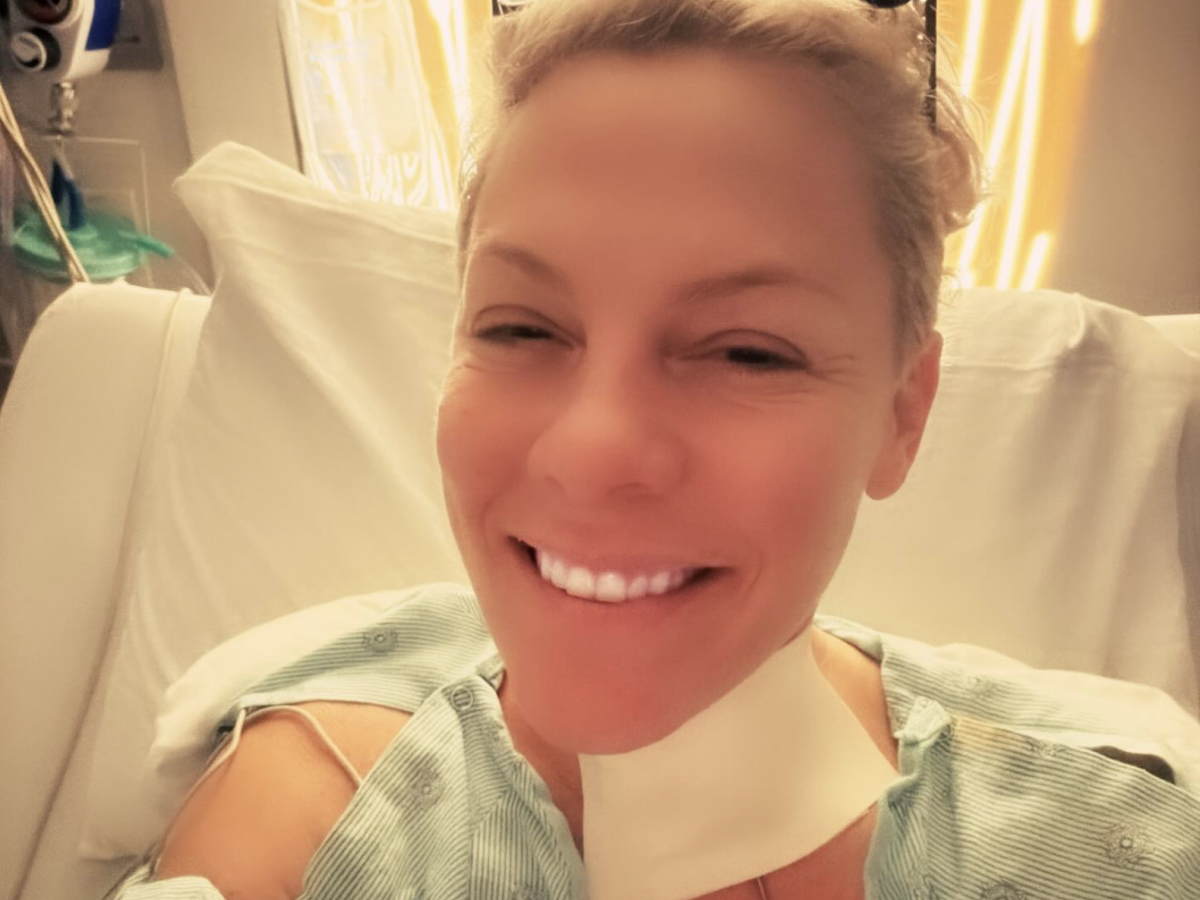 pink in ospedale a capodanno intervento urgente al collo fan in apprensione