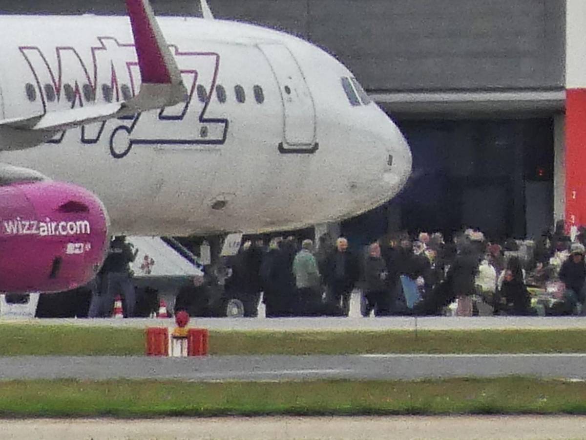 dirottano i voli a brindisi passeggeri invadono la pista per protesta da Ilgiornale.it dirottano i voli a brindisi passeggeri invadono la pista per protesta