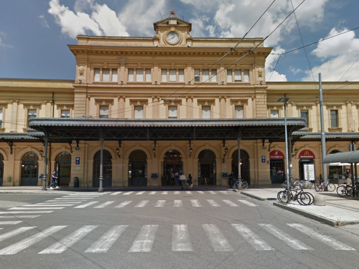 violenta una ragazza disabile l8217aggressione choc dello straniero poi bloccato dai passeggeri da Ilgiornale.it violenta una ragazza disabile l8217aggressione choc dello straniero poi bloccato dai passeggeri