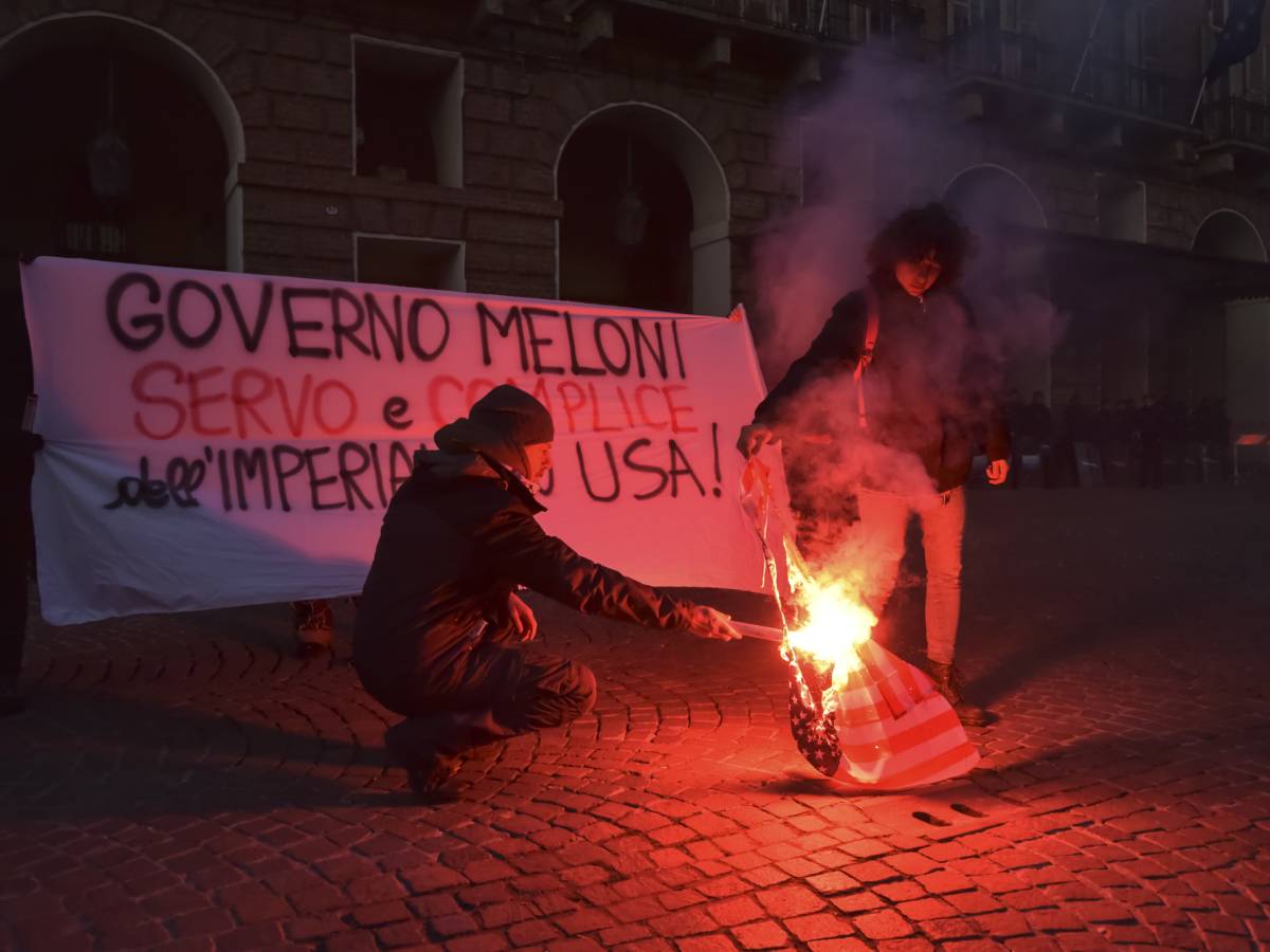 bandiere bruciate omaggi ai martiri e star della sinistra 232 il figlio di maduro da Ilgiornale.it bandiere bruciate omaggi ai martiri e star della sinistra 232 il figlio di maduro