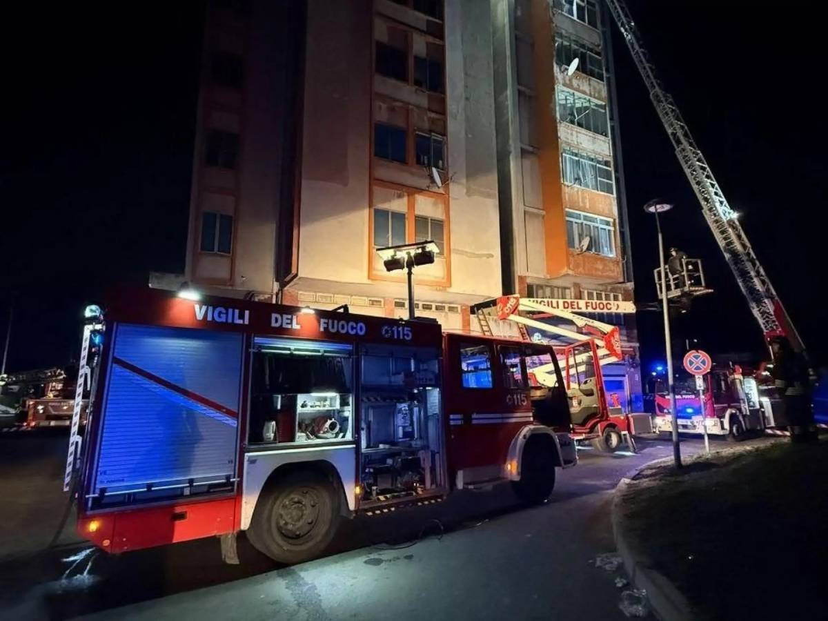 a fuoco un grattacielo a ferrara 200 persone evacuate da Ilgiornale.it a fuoco un grattacielo a ferrara 200 persone evacuate