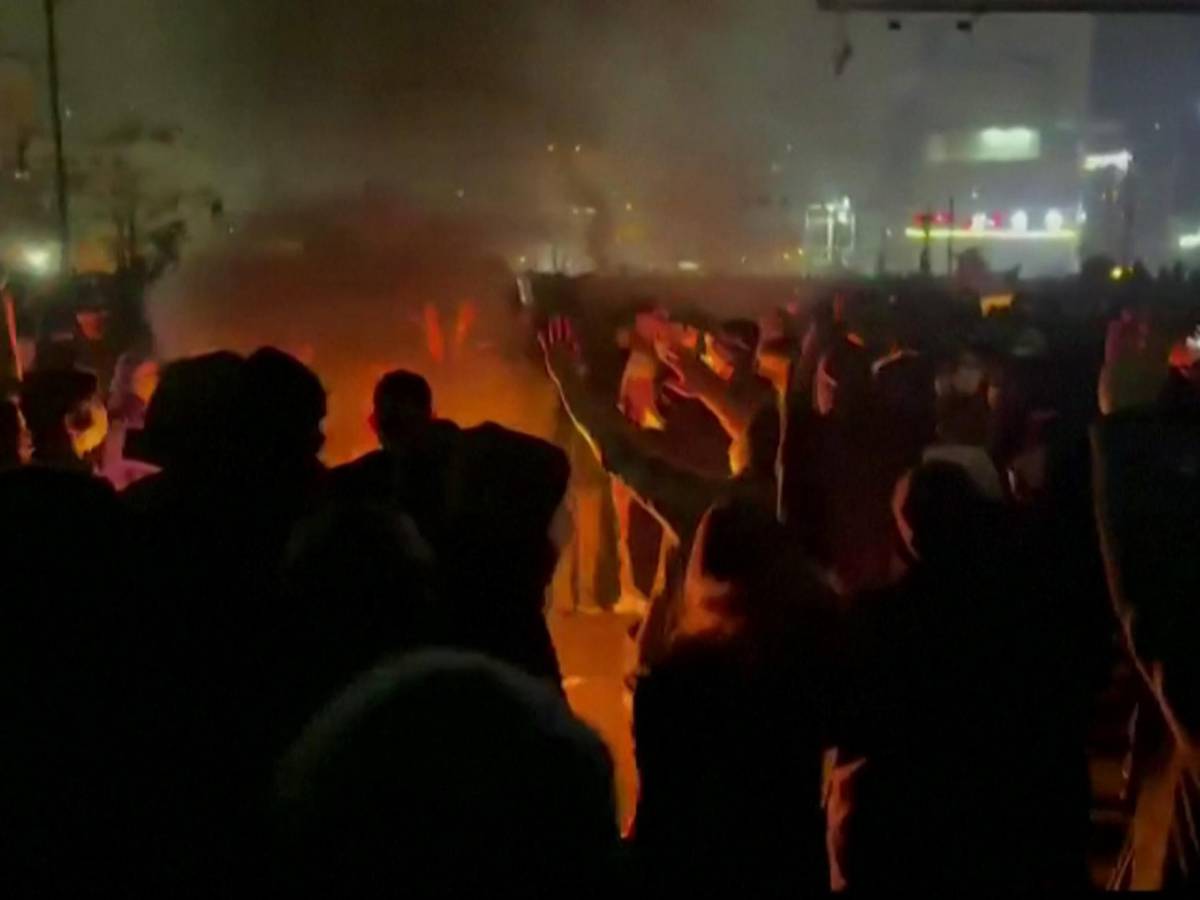 Sangue in Iran: centinaia di morti. Orrore a Teheran. "Se attaccati colpiremo basi Usa e Israele"