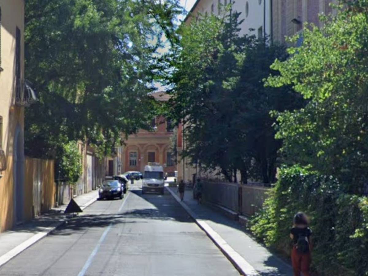 Sangue a Bologna, scontro fra bande in centro: 20enne ferito a colpi di machete, è in fin di vita Sangue a Bologna, scontro fra bande in centro: 20enne ferito a colpi di machete, è in fin di vita