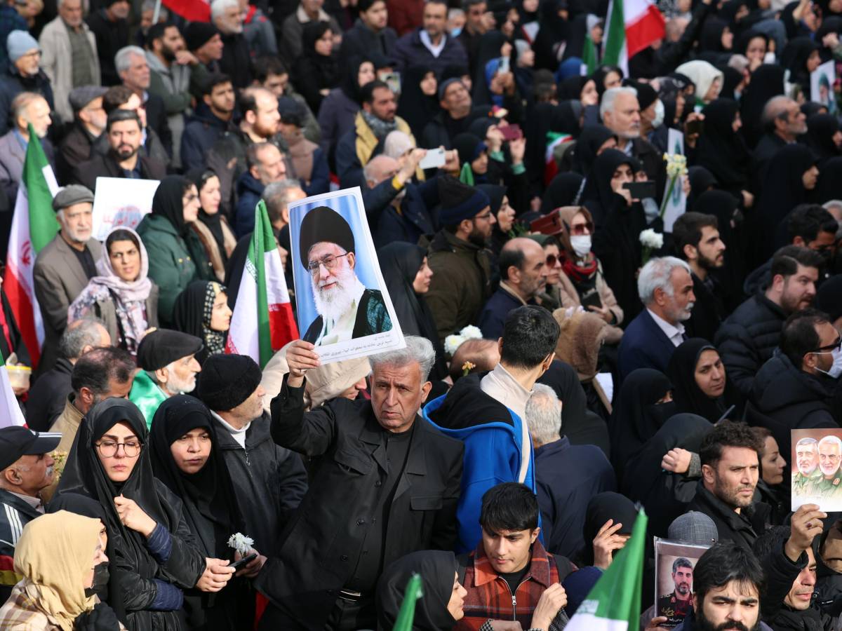 trump pronto a colpire ma ora prende tempo tajani via gli italiani da Ilgiornale.it trump pronto a colpire ma ora prende tempo tajani via gli italiani