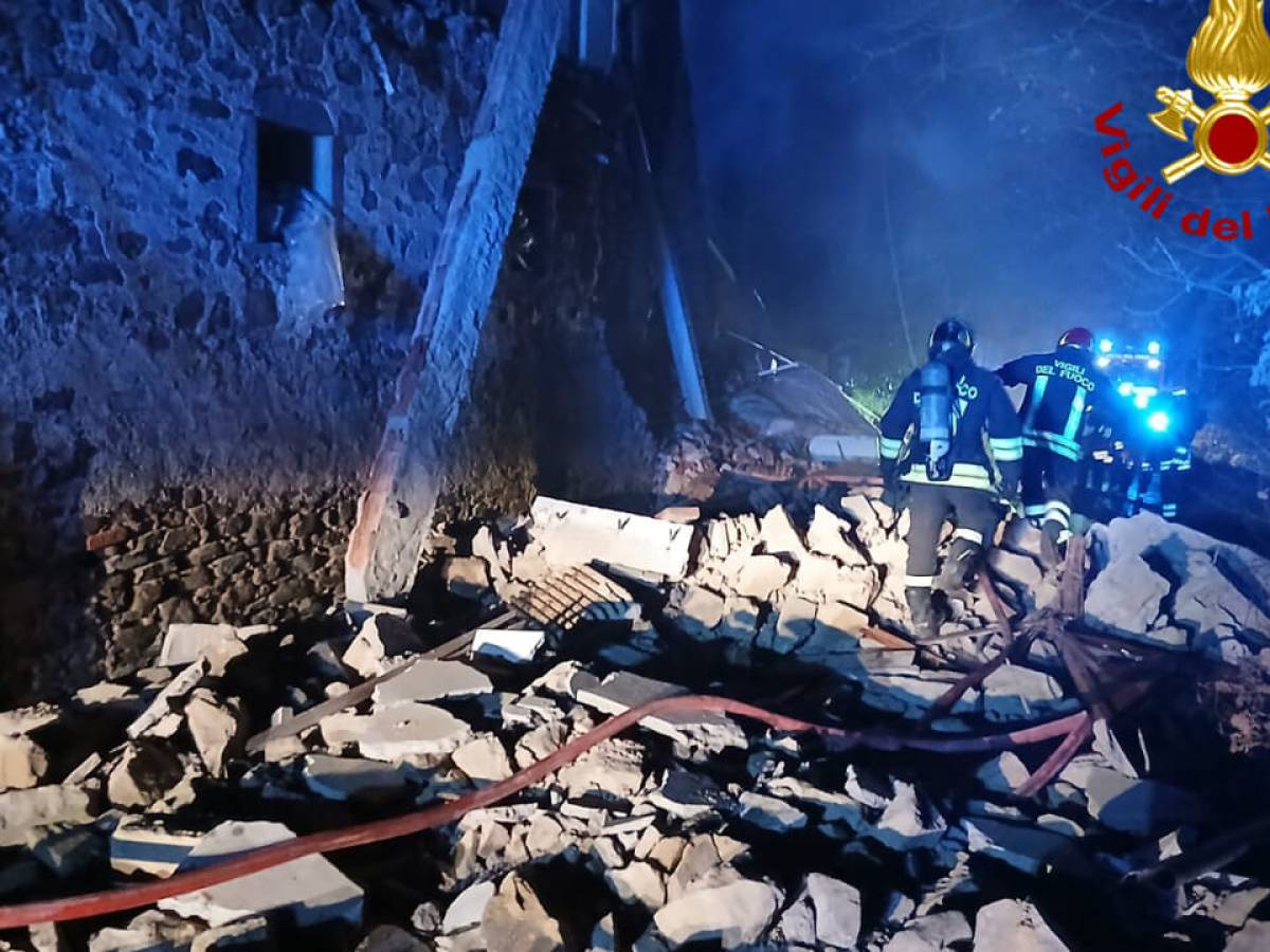 crolla casa dopo un esplosione alle porte di arezzo tre feriti una donna 232 grave da Ilgiornale.it crolla casa dopo un esplosione alle porte di arezzo tre feriti una donna 232 grave