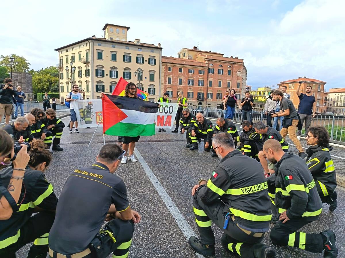 vigili del fuoco in ginocchio alla manifestazione per gaza ma il viminale non ci sta da Ilgiornale.it vigili del fuoco in ginocchio alla manifestazione per gaza ma il viminale non ci sta