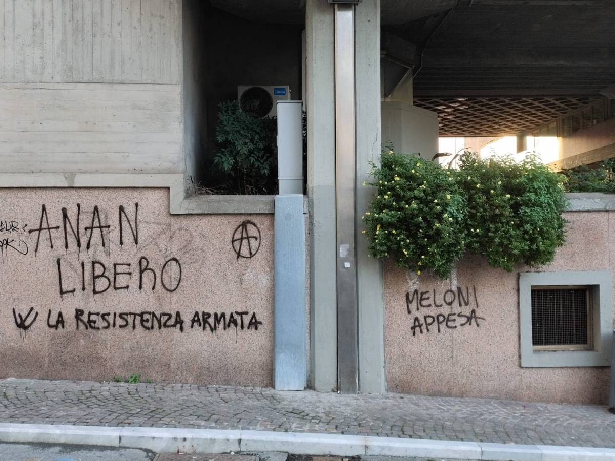 Nuovo assalto anarchico, scritta choc contro il premier: "Resistenza armata e Meloni appesa"