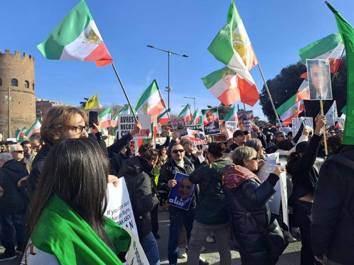 la piazza dei radicali in marcia per l iran da Ilgiornale.it la piazza dei radicali in marcia per l iran