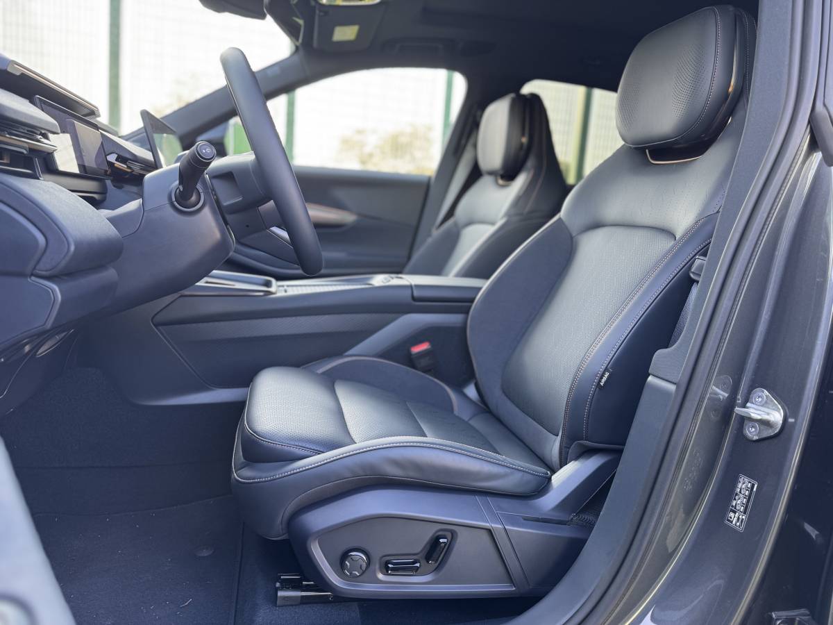 Lynk & Co 08: la gallery del nuovo suv ibrido plug-in 15