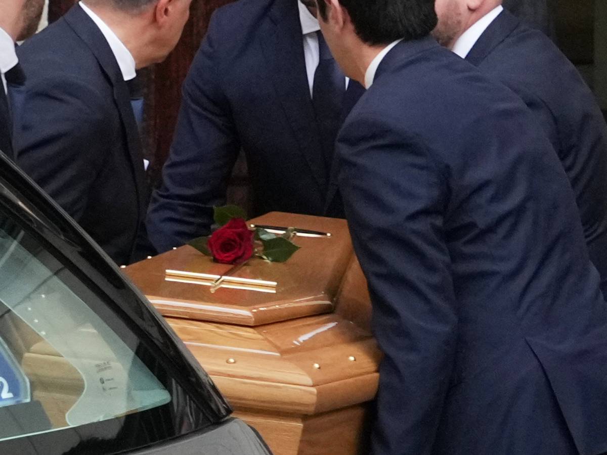 l ultimo saluto a valentino a roma la camera ardente per rendere omaggio al genio della moda da Ilgiornale.it l ultimo saluto a valentino a roma la camera ardente per rendere omaggio al genio della moda