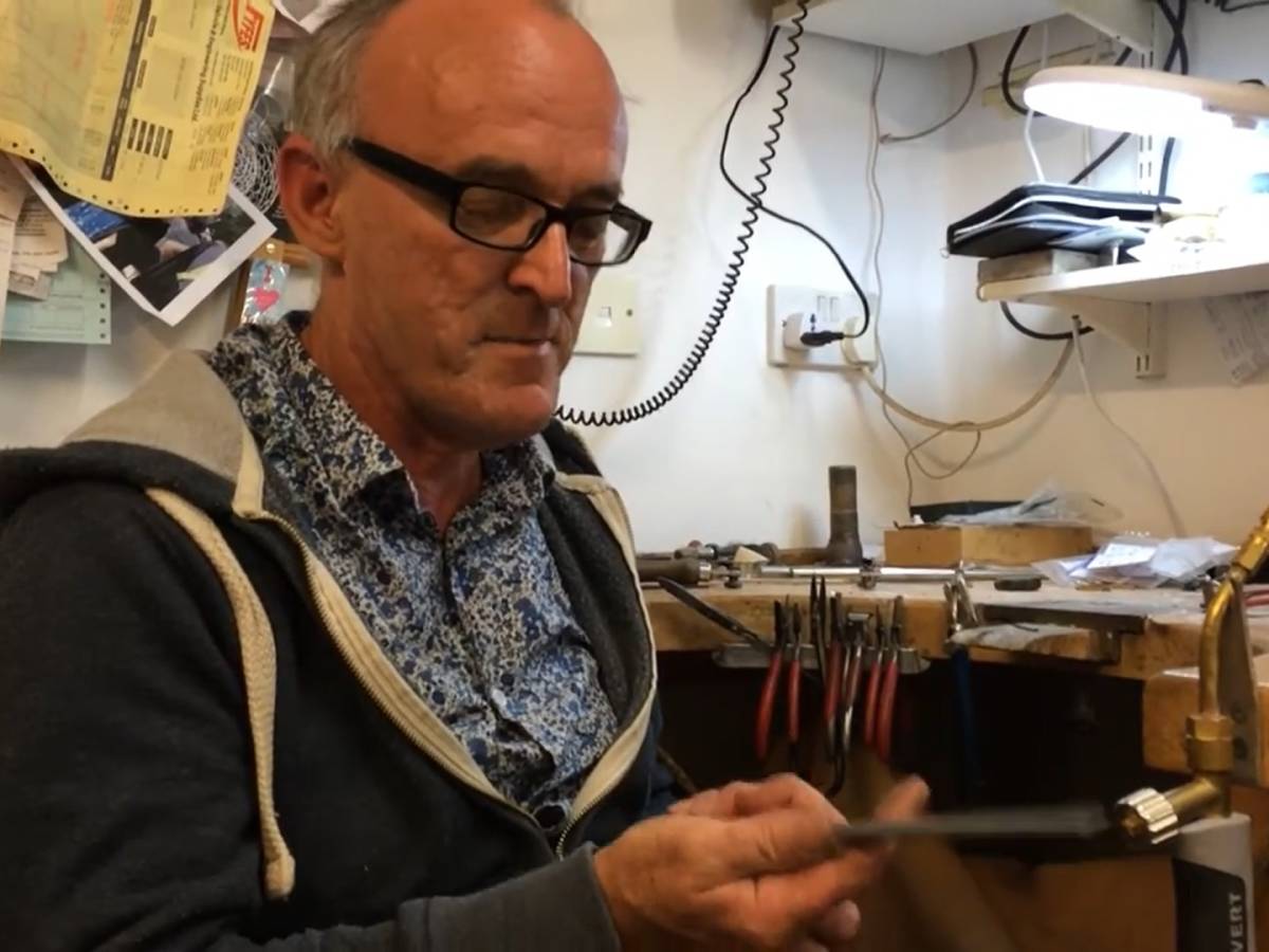 Morto David Thomas: creò i gioielli di Diana e salvò un dito a Carlo III Morto David Thomas: creò i gioielli di Diana e salvò un dito a Carlo III