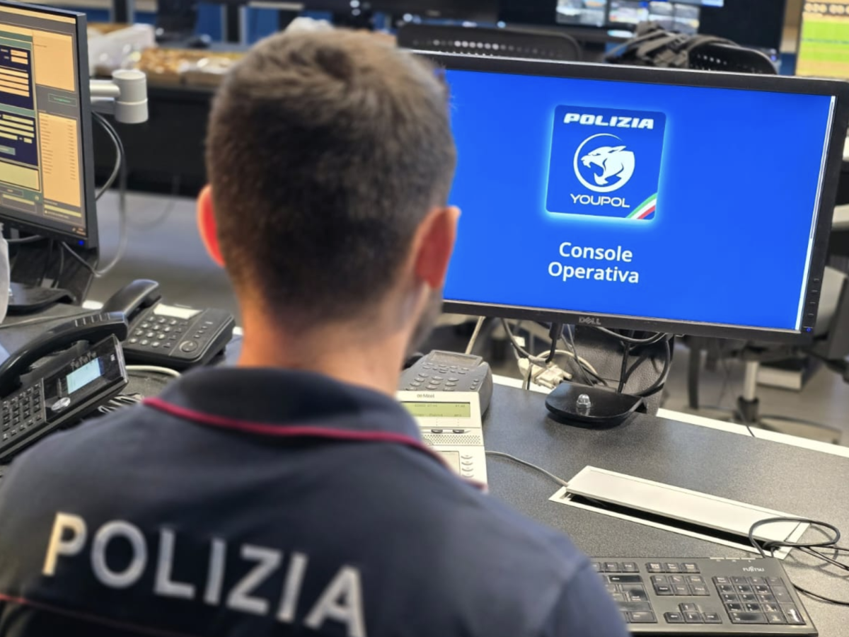 Molestata sul treno, si salva grazie a YouPol l’app della Polizia. Ecco come funziona Molestata sul treno, si salva grazie a YouPol l’app della Polizia. Ecco come funziona