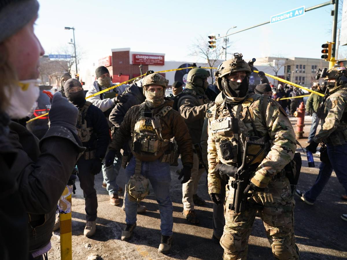 la follia di paragonare i nostri agenti all ice da Ilgiornale.it la follia di paragonare i nostri agenti all ice