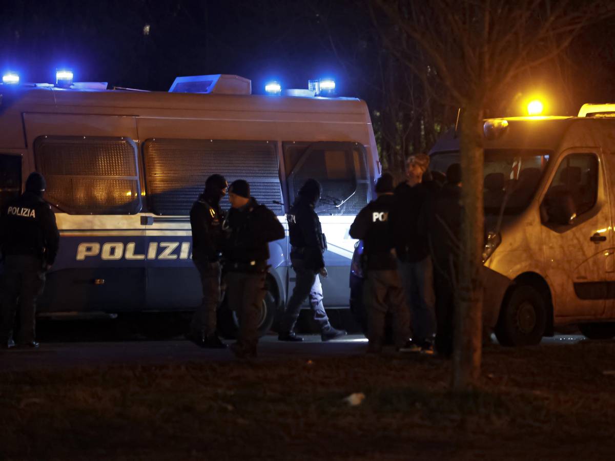 caso rogoredo la lezione dei poliziotti in strada l esitazione uccide da Ilgiornale.it caso rogoredo la lezione dei poliziotti in strada l esitazione uccide