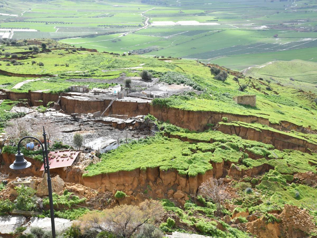 sfollati e paura niscemi sul baratro tutta la collina sta per crollare da Ilgiornale.it sfollati e paura niscemi sul baratro tutta la collina sta per crollare