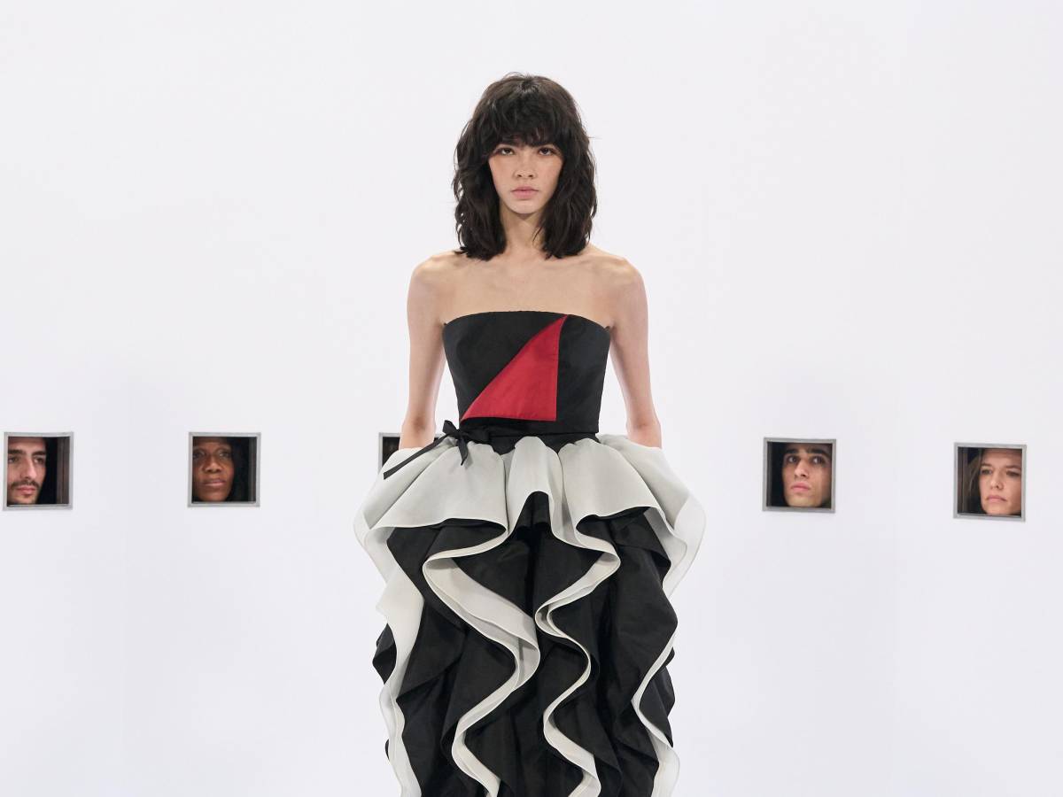 La performance di Michele omaggia il maestro Valentino La performance di Michele omaggia il maestro Valentino