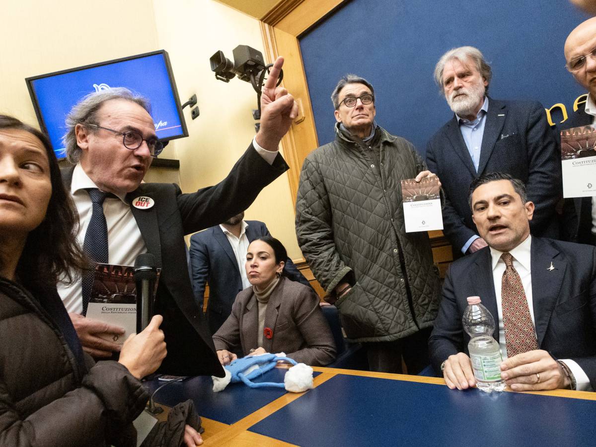 L'opposizione occupa la sala stampa della Camera: annullate tutte le ...