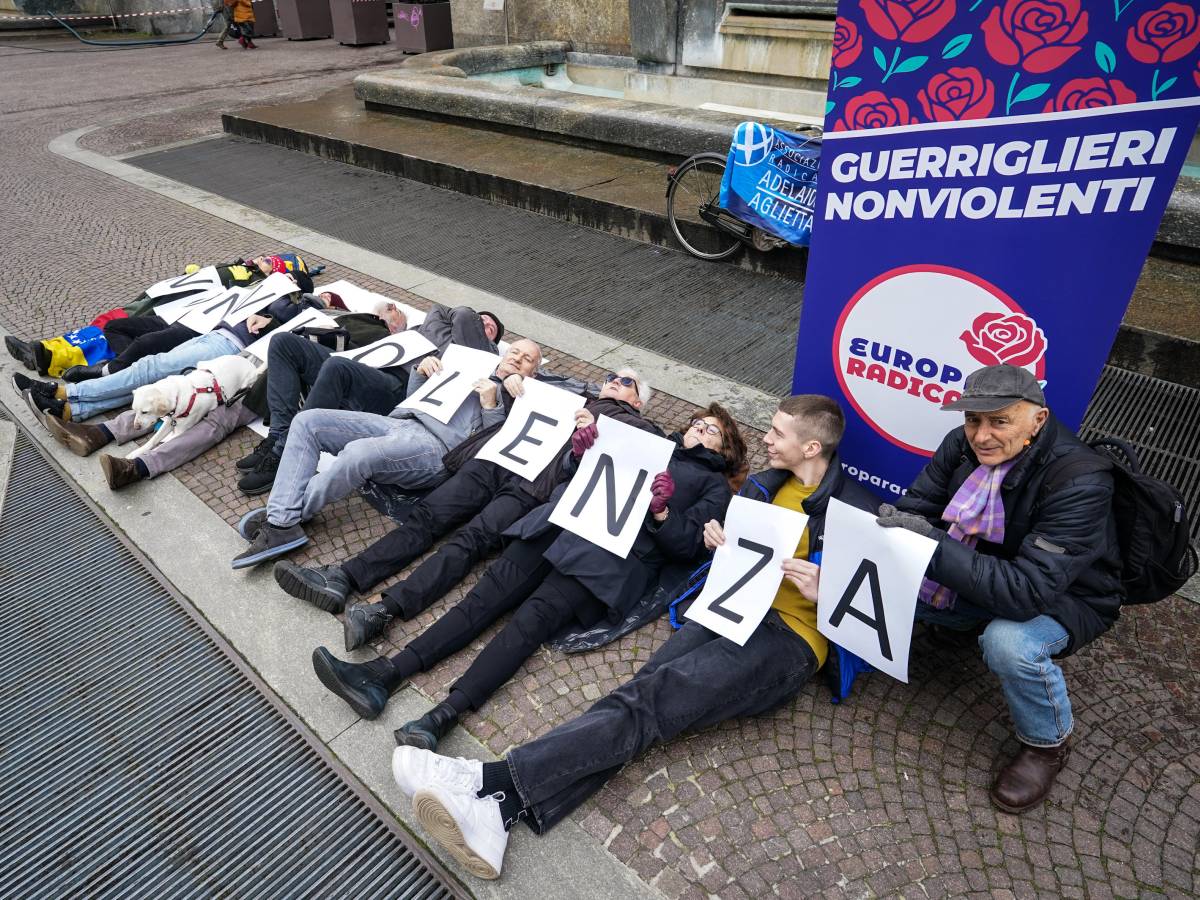 askatasuna i radicali si sdraiano in piazza no a minacce e violenza nelle manifestazioni da Ilgiornale.it askatasuna i radicali si sdraiano in piazza no a minacce e violenza nelle manifestazioni