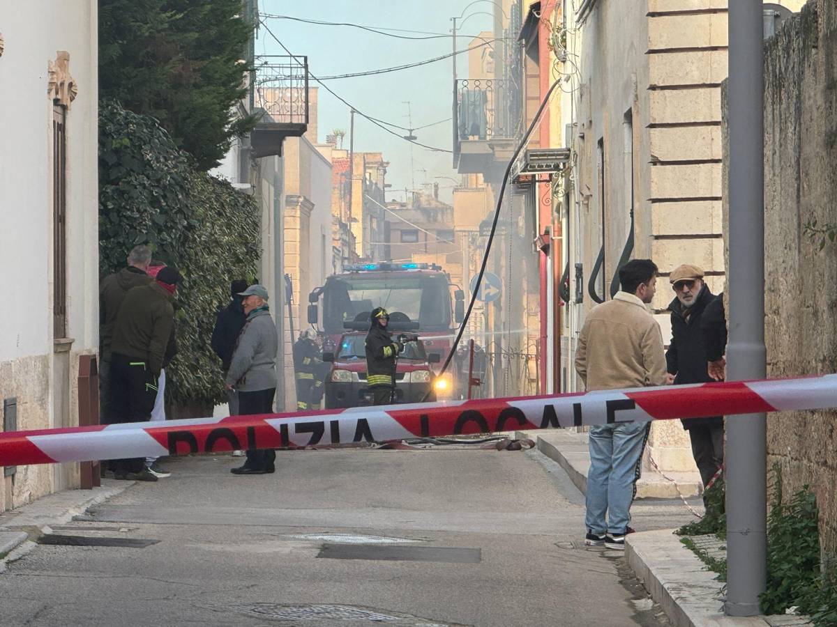 Crolla palazzina dopo esplosione: si cercano persone sotto le macerie Crolla palazzina dopo esplosione: si cercano persone sotto le macerie