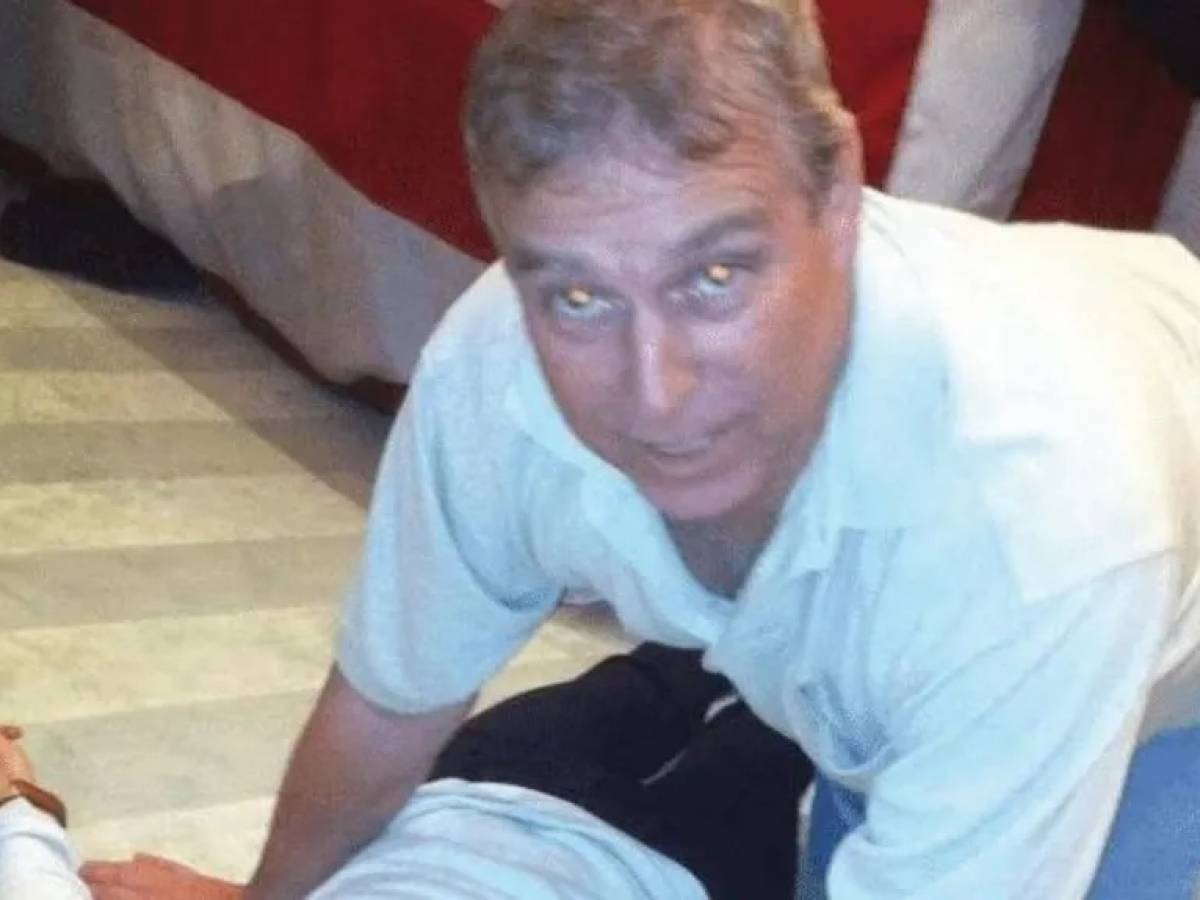 "A quattro zampe sopra una donna". Le nuove foto che inguaiano Andrea d