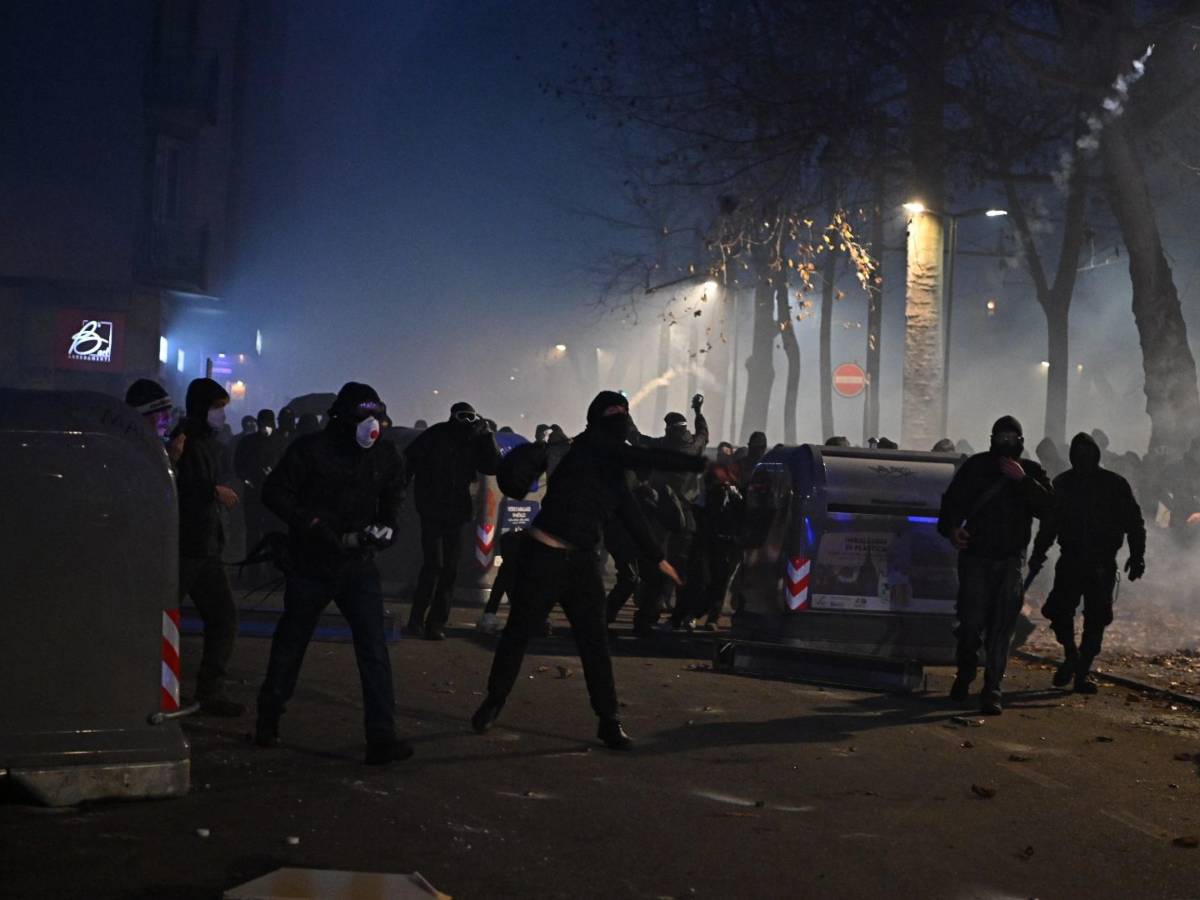 avs in piazza con i violenti di askatasuna centrodestra attacca 200 terrorismo rosso conte condanna mattarella chiama piantedosi da Ilgiornale.it avs in piazza con i violenti di askatasuna centrodestra attacca 200 terrorismo rosso conte condanna mattarella chiama piantedosi