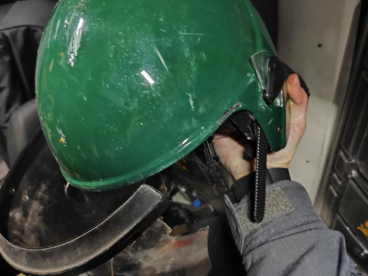 oltre la visiera il peso silenzioso di una divisa sotto attacco da Ilgiornale.it oltre la visiera il peso silenzioso di una divisa sotto attacco