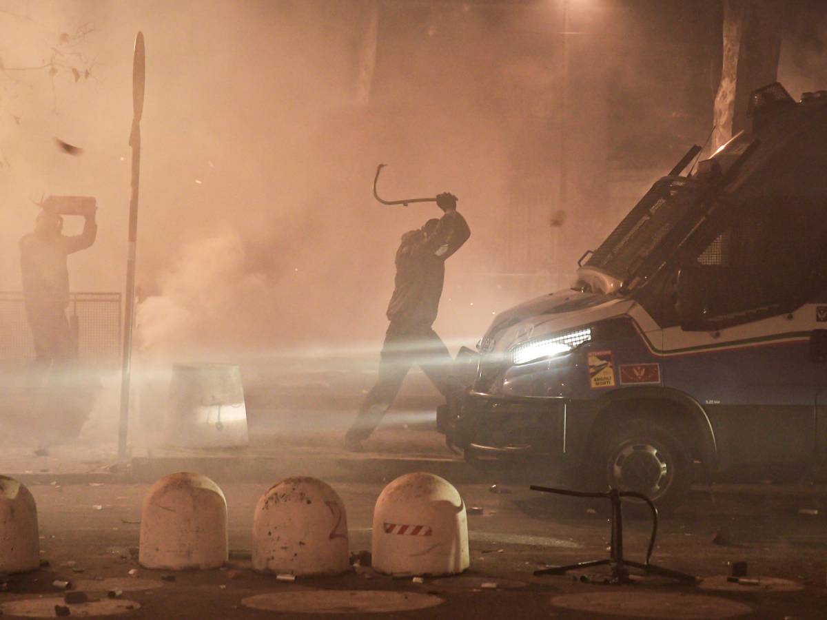 200 un bene che governo e poliziotti abbiano timore da Ilgiornale.it 200 un bene che governo e poliziotti abbiano timore