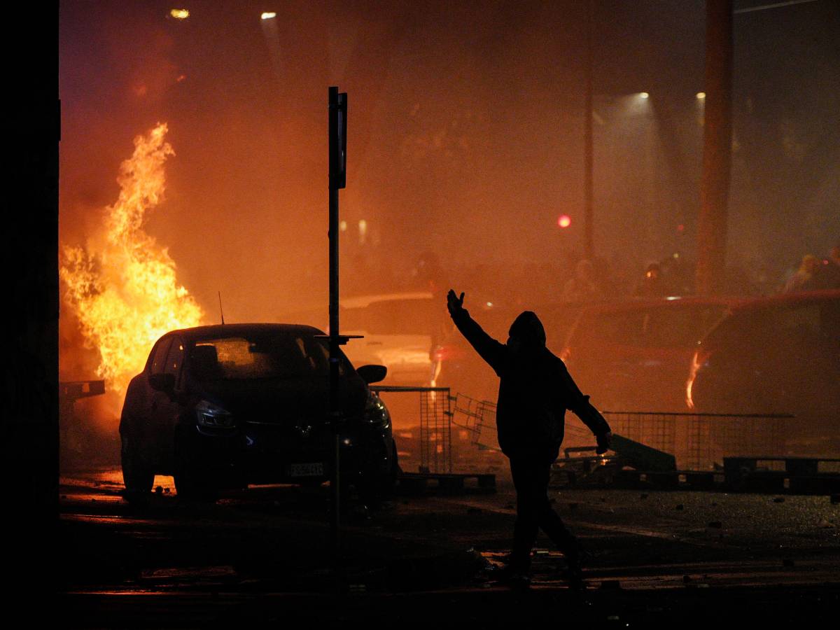 l eterno falso mito dei cortei pacifisti da Ilgiornale.it l eterno falso mito dei cortei pacifisti