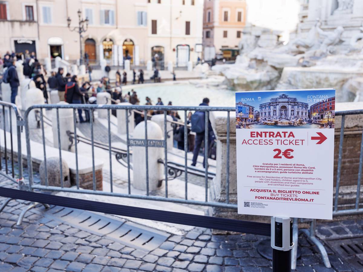 Alla Fontana di Trevi "addetti alla biglietteria pagati 4,50 euro l