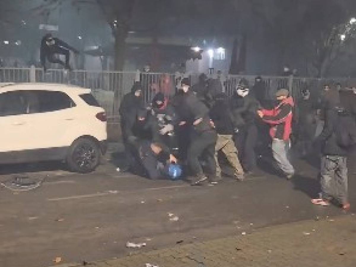 era nel gruppo che ha aggredito il poliziotto ecco perch233 simionato va ai domiciliari da Ilgiornale.it era nel gruppo che ha aggredito il poliziotto ecco perch233 simionato va ai domiciliari