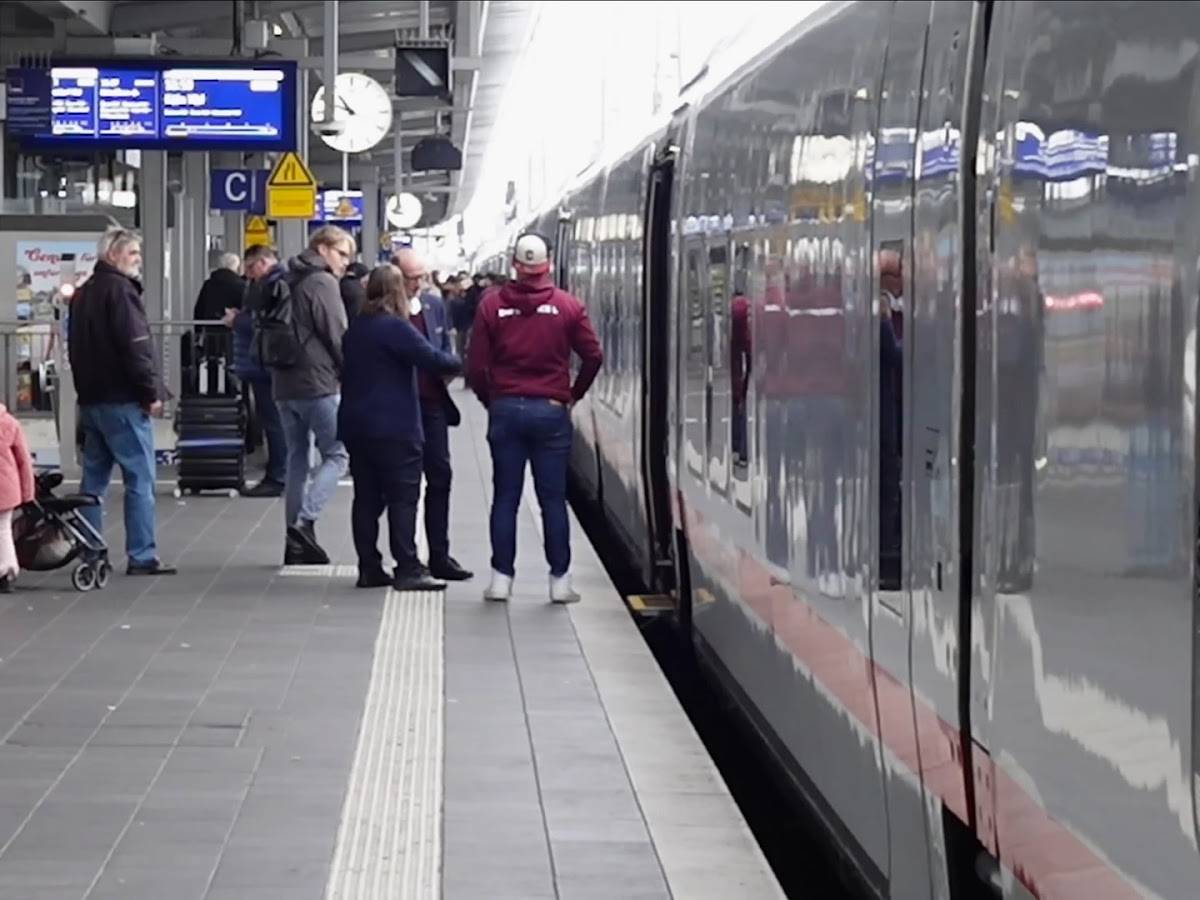 Chiede il biglietto allo straniero, capotreno ucciso di botte a 36 anni