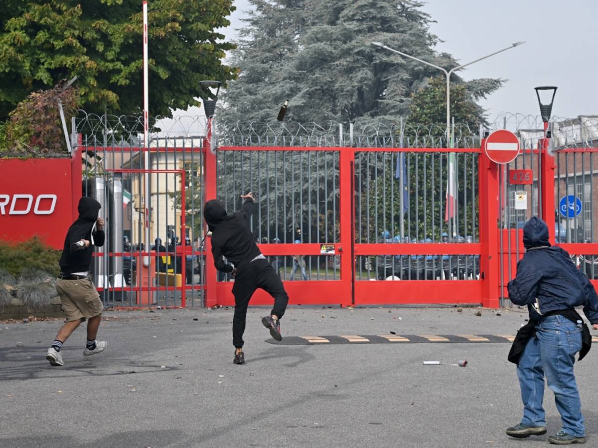 Minorenne pro Pal in comunità per gli scontri di Torino: responsabile di 30 lanci contro gli agenti Minorenne pro Pal in comunità per gli scontri di Torino: responsabile di 30 lanci contro gli agenti