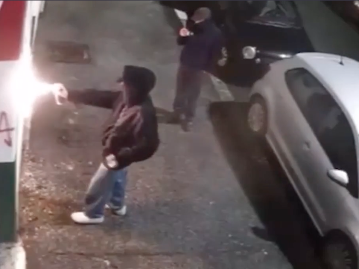 “Fasci di m…”. Sfregiata la sede FdI della Garbatella “Fasci di m…”. Sfregiata la sede FdI della Garbatella