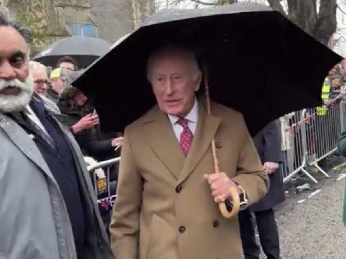 Re Carlo contestato per lo scandalo Epstein: proteste in pubblico e a Buckingham Palace