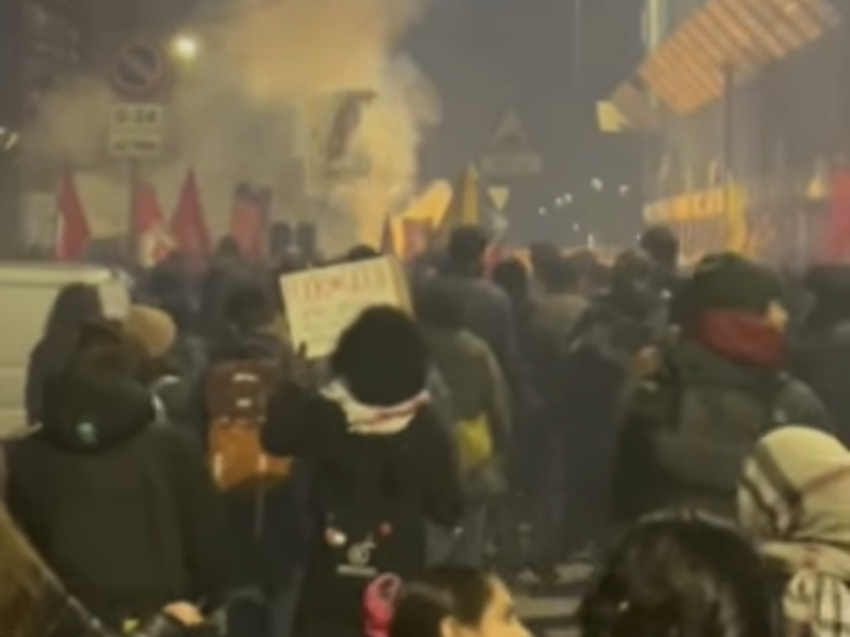 “Piantedosi a testa in giù”. I cartelli choc dei manifestanti anti Olimpiade “Piantedosi a testa in giù”. I cartelli choc dei manifestanti anti Olimpiade