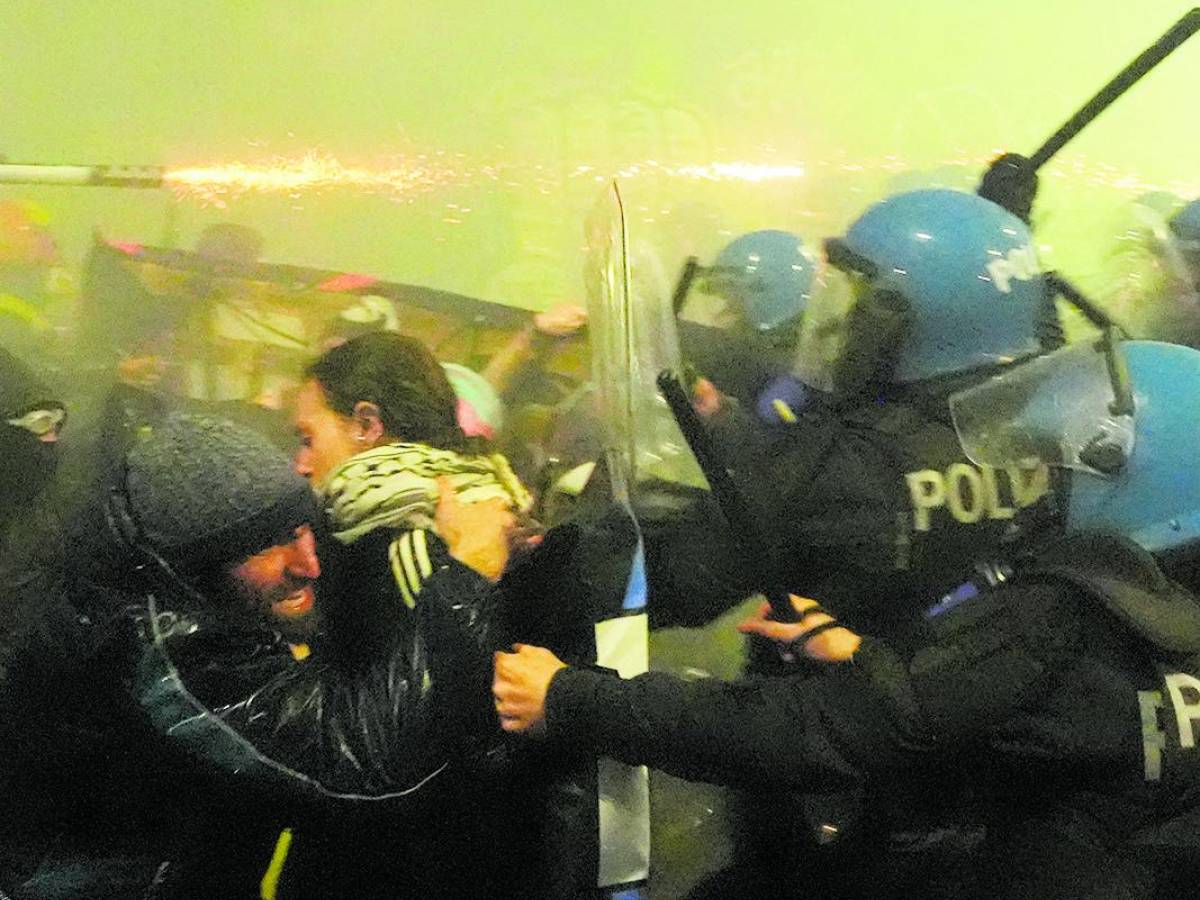 Tre attentati sui binari Milano, il corteo attacca