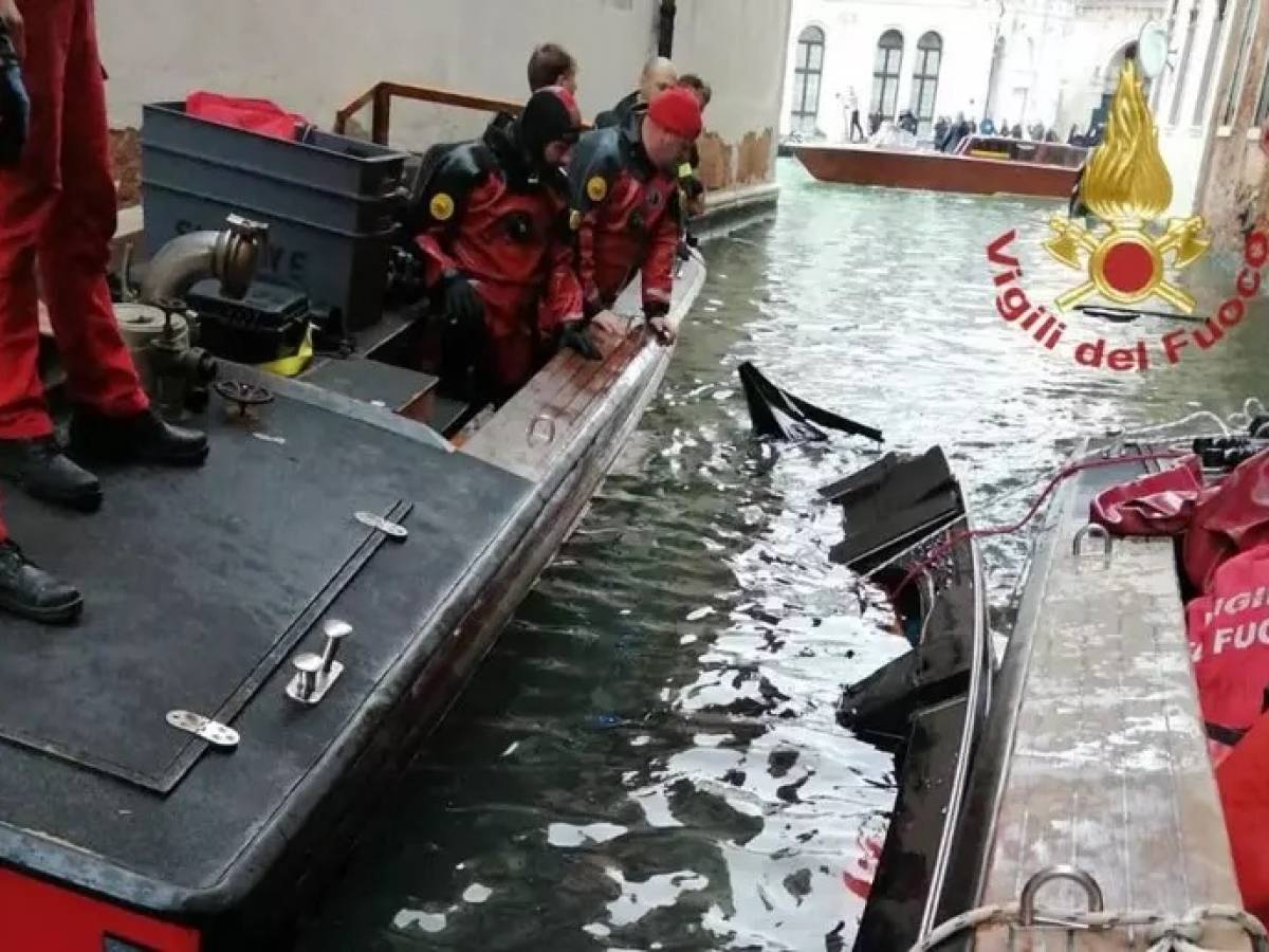 scontro tra un battello e due gondole nelle acque del canal grande paura a venezia 8 feriti da Ilgiornale.it scontro tra un battello e due gondole nelle acque del canal grande paura a venezia 8 feriti