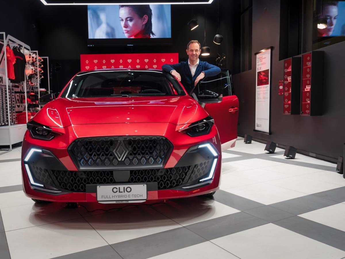 cliorama accende milano renault mette clio in scena tra heritage musica e full hybrid da Ilgiornale.it cliorama accende milano renault mette clio in scena tra heritage musica e full hybrid